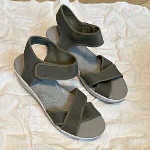 Cloudsteppers by Clarks Gray Sandals with Adjustable Straps
